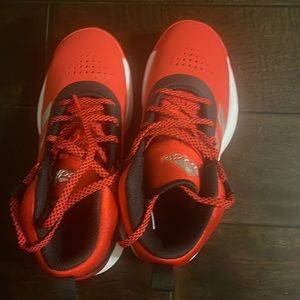 *Like New* BOYS' ADIDAS BIG KID CROSS 'EM UP 5 BASKETBALL SHOES Size 4,